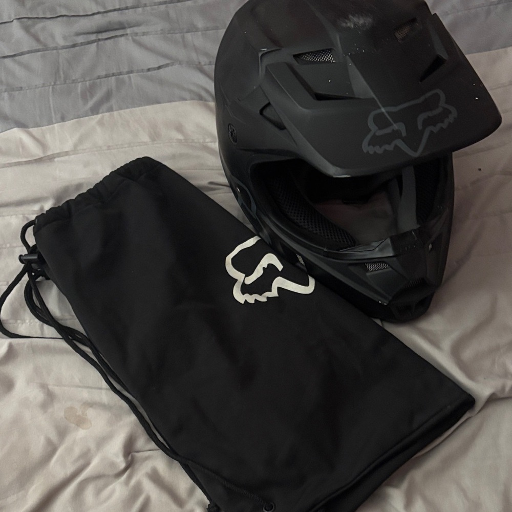 Fox Matte Black Helmet with Logo Bag